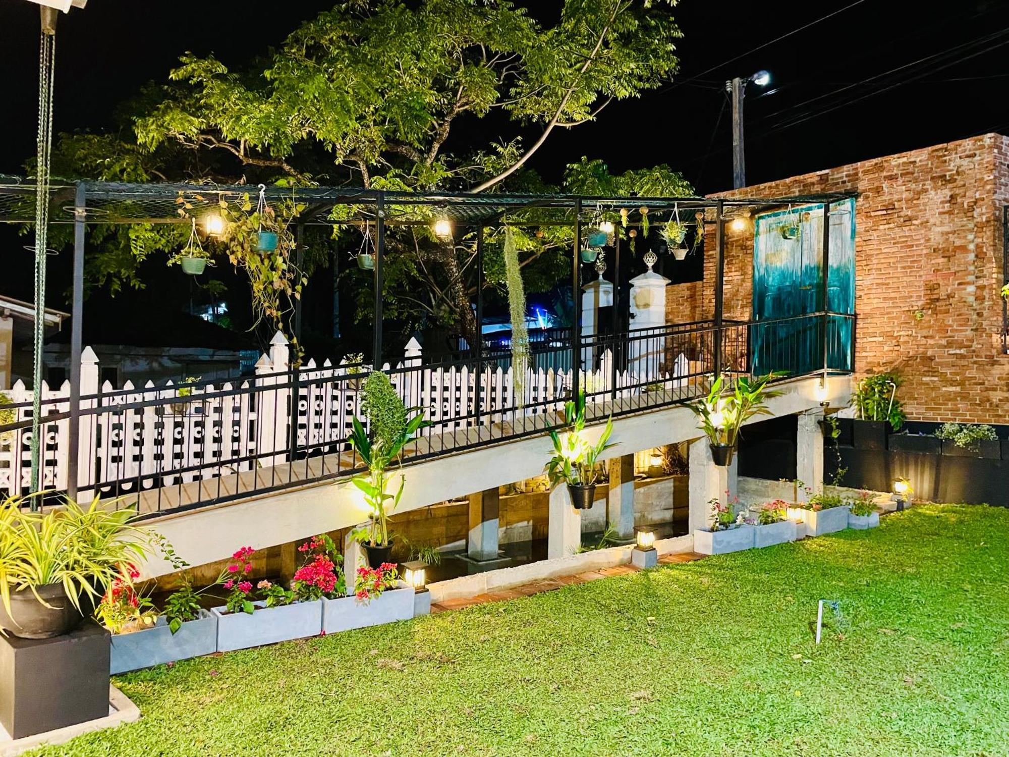 Ayur Ayur White Sail Villa Dalupotha Exterior photo