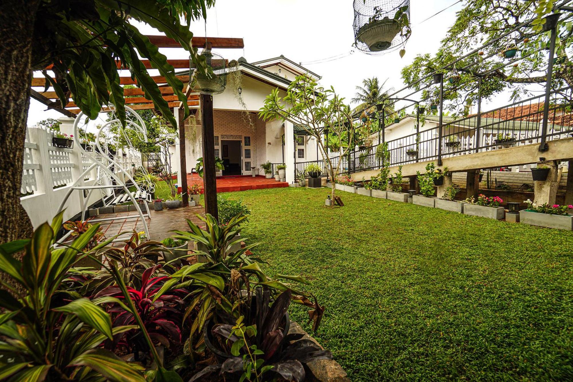 Ayur Ayur White Sail Villa Dalupotha Exterior photo